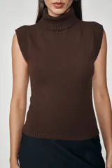 Polera marrón de tejido de punto, sin mangas y con cuello alto.