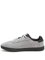 Championes Caterpillar modelo Pause Retro T-Toe, color gris. Confeccionados en cuero gamuzado, cuentan con suela de goma negra con textura hexagonal, cierre mediante cordones y logo de la marca en el lateral y la lengüeta.