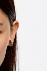 Aros tipo caravanas con diseño de conejito en color blanco con acabado flocado.