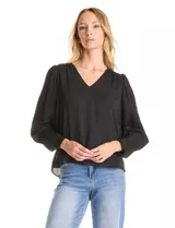 Blusa negra de gasa, marca Tahari, con escote en V y detalle de punto smock en los hombros. Manga larga con terminación plisada y puños elásticos.