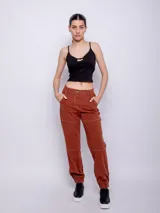 Top negro sin mangas con breteles finos y cut out en el escote.