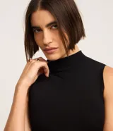 Blusa sin mangas de punto acanalado color celeste, con cuello alto.