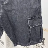 Bermuda cargo de jean negro lavado, con bolsillos laterales tipo cargo.