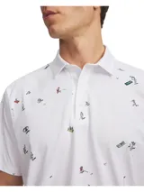 Remera tipo polo de manga corta con estampado de motivos de golf, cuello estructurado y tapeta con botones. Confeccionada con tecnología de secado rápido y protección solar UPF 50+.