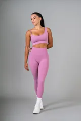 Top deportivo color lila con breteles finos y banda elástica acanalada bajo el busto.