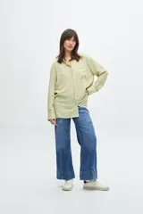 Camisa color coral de manga larga con bolsillo en el pecho.