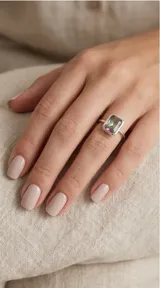 Anillo de plata 925 con piedra de topacio místico en corte rectangular y engaste liso.