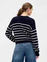 Buzo de punto de algodón con diseño a rayas horizontales en color bordó y rosa claro, cuello redondo y puños acanalados.