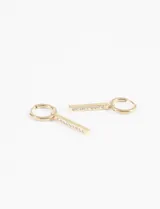 Aros dorados de acero quirúrgico hipoalergénico, con aro de 2 cm de grosor y 1 cm de diámetro, y dije colgante de barrita con strass de 0,5 cm.