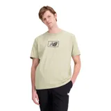 Remera de manga corta New Balance, color verde claro, con cuello redondo y estampado gráfico del logo de la marca enmarcado en el centro del pecho.