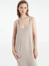 Mono gris de tejido de punto con corte holgado, mangas largas y bolsillos laterales.