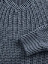 Buzo de tejido de punto con cuello en V, manga larga y puños acanalados.
