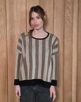 Buzo de punto con diseño de rayas verticales en tonos tostado y beige, con una estrella grande en la espalda y terminaciones en color verde oliva. Presenta un corte holgado y mangas anchas.