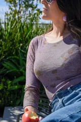 Body de jersey de lana merino color lila con estampado botánico en tonos dorados.