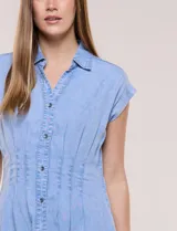 Vestido camisero corto Zac & Rachel de denim liviano, con cuello camisero, escote en V, abotonadura frontal, mangas cortas, cintura entallada con alforzas y falda evasé con vuelo.