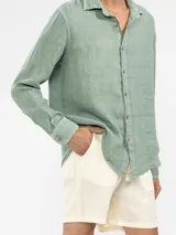 Short de hombre confeccionado en lino premium, con cintura elástica y cordón de ajuste. Presenta un diseño de corte relajado con bolsillos laterales y traseros.