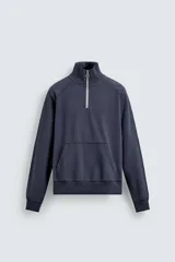 Sudadera de corte relajado color azul marino, con cuello subido y cierre frontal de cremallera. Presenta manga larga, bolsillo frontal tipo canguro y acabados en rib en puños y bajo.