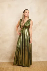 Vestido largo metalizado de color verde militar, con escote en V profundo, corte imperio y falda evasé fluida.