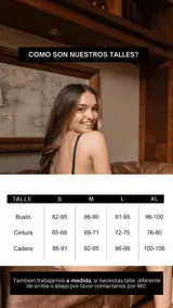 Conjunto de lencería de encaje color champagne, compuesto por un bralette triangular sin aro y una bombacha tipo tanga con tiras laterales ajustables.