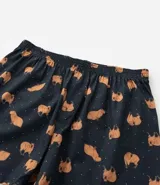 Conjunto de pijama masculino compuesto por una remera de cuello redondo y manga corta con estampa localizada de carpincho, y una bermuda con cintura elástica y estampado de carpinchos en repetición.