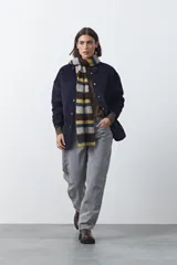 Campera capitoneada de algodón con diseño matelaseado, cuello camisero y cierre frontal con botones a presión. Presenta un corte relajado y bolsillos frontales.