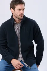 Campera de polar texturado grueso con interior de micropolar, cuello alto y cierre frontal. Cuenta con bolsillos laterales con cierre y un bolsillo vertical en el pecho.