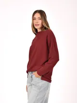 Buzo de tejido de punto tipo waffle en color negro, con cuello redondo, mangas largas y corte holgado.