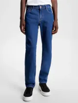 Pantalón de jean azul de corte recto con tiro medio.