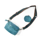 Bandolera turquesa con correa de tela a rayas marrones y azules. Incluye un monedero redondo con cierre.