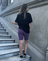 Remera negra de manga corta, cuello redondo y calce holgado.