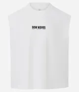 Musculosa blanca de corte boxy con cuello redondo y sin mangas, con estampa central en negro que dice "new waves".