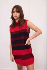 Vestido corto tejido a rayas horizontales en tonos marrón, negro, blanco y celeste, sin mangas y cuello alto.