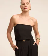 Blusa Cortelle de crepé color negro, con escote sin breteles y diseño ajustado.
