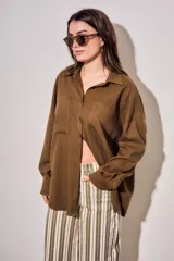 Camisa de lino y viscosa color marrón, con bolsillos frontales ojal, mangas largas y corte oversize.