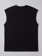 Musculosa de corte oversize color gris, con cuello redondo y diseño sin mangas. Presenta un pequeño bordado con la letra R en el centro del pecho y una etiqueta rectangular negra con texto en el ruedo inferior derecho.