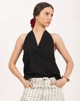 Top negro con cuello halter y escote en V pronunciado, de corte relajado.
