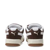 Championes Puma modelo Park Lifestyle Easy Sd, confeccionados en gamuza color marrón con la icónica franja lateral en blanco. Presentan cordones gruesos, cuello acolchado y una suela de goma con plataforma en tono crema.