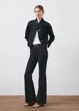 Pantalón de jean azul oscuro de corte flare, tiro medio y estilo clásico de cinco bolsillos.