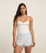 Short de pijama blanco con rayas celestes y pequeños corazones rojos estampados, con cintura elástica con logo y ribete celeste en el ruedo.