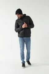 Campera de nylon color bordó con cuello, capucha removible y bolsillos laterales con cierre.