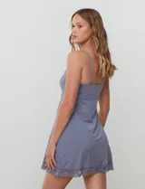 Chemise corta negra de seda fría, marca Montelle, con breteles finos regulables y apliques de encaje en el escote en V y el ruedo.