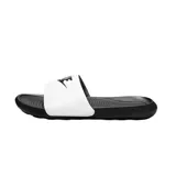 Chancletas Nike Victori One Slide de color negro, con tira ancha en el empeine que presenta el logo y la palabra "Nike" en blanco con relieve. Suela contorneada y texturizada para mayor agarre y comodidad.