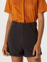 Short de jean de tiro alto, color rojo, con cierre frontal de botón y cremallera, y bolsillos laterales.