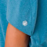 Remera deportiva Asics negra de corte holgado, mangas cortas amplias y dobladillo trasero más largo.