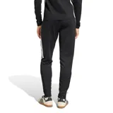 Pantalón de entrenamiento Adidas Tiro 26 Essentials para mujer, color negro con las clásicas tres tiras blancas en los laterales y el logo de la marca bordado en la pierna. Cuenta con cintura elástica y diseño cómodo ideal para la actividad física.