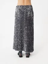 Falda midi negra cubierta de lentejuelas doradas.