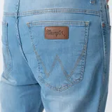 Jean Wrangler de corte recto, color celeste claro, con bolsillos delanteros y traseros.