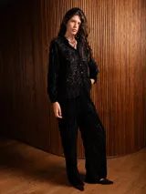 Pantalon recto de terciopelo con diseño devoré que crea transparencias, cuenta con cintura elástica para mayor comodidad.
