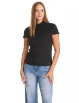 Remera blanca de cuello alto y manga corta, confeccionada en tejido texturizado con relieve tridimensional. Presenta un corte entallado al cuerpo y acabado elástico.