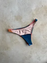 Bottom de bikini vedetina color rojo con textura acanalada y forro interno.